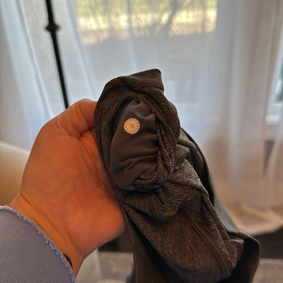 Lululemon cropped gray leggings - Picture 3 of 3